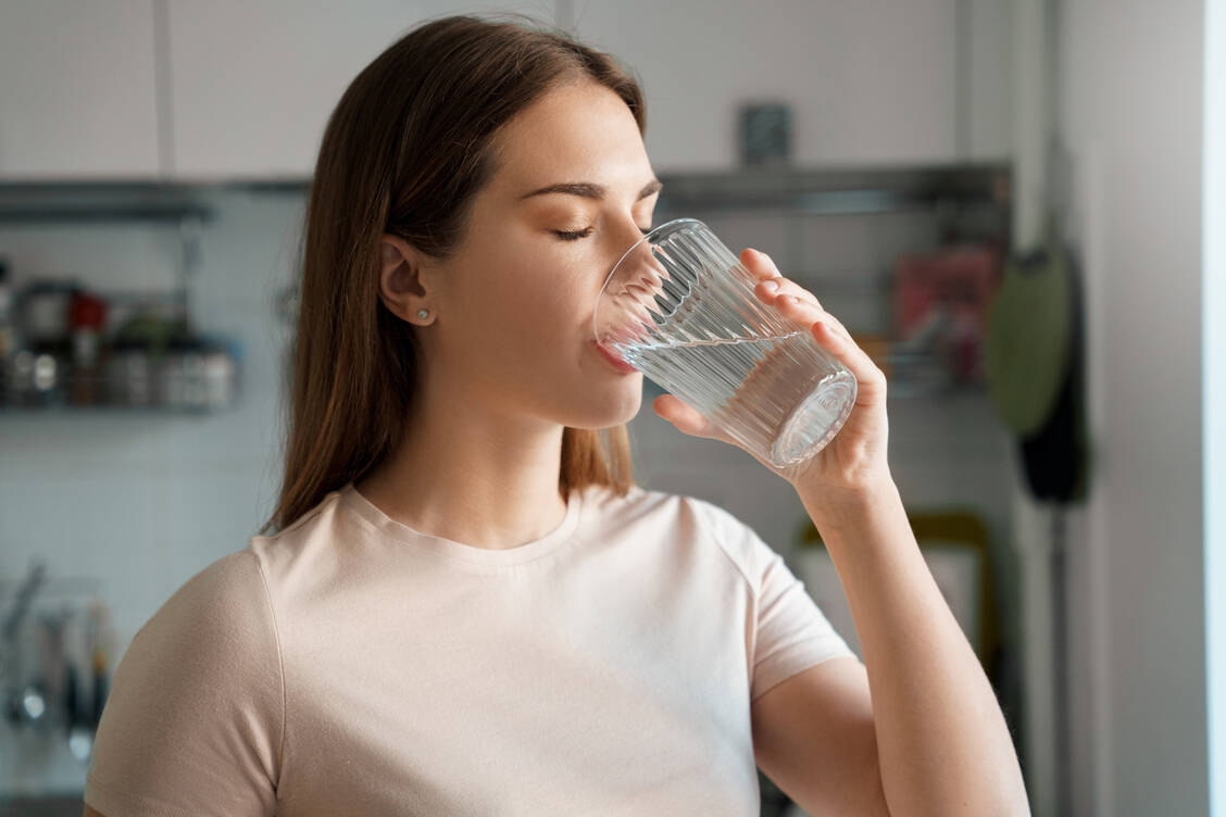 Wird Durst nicht mehr gut wahrgenommen, kann es bei Hitze gefährlich werden.  / © Adobe Stock/Stock 4 You