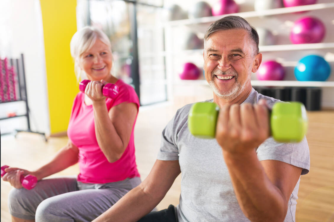 Bei über 55-Jährigen soll Kreatin die Wirkung von Krafttraining auf die Muskulatur verbessern. / Foto: Adobe Stock/pikselstock