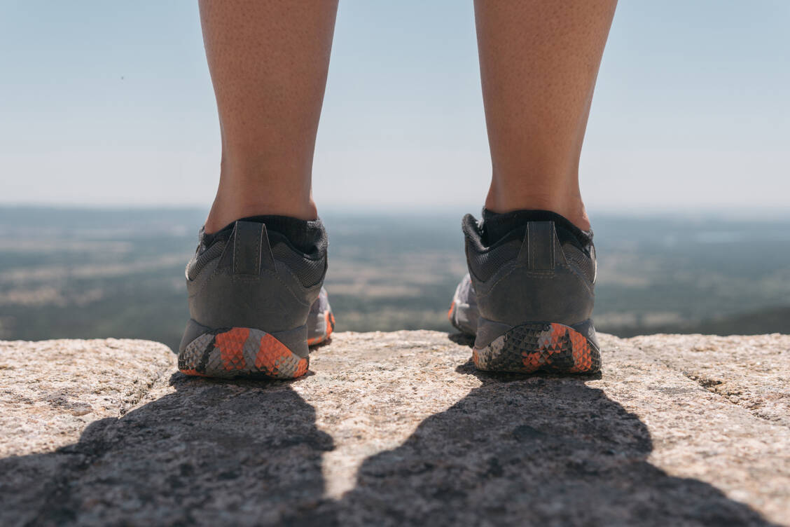 Was, wenn ich jetzt einfach springen würde? Schockierende Gedanken, die ganz plötzlich auftauchen, aber Gedanken bleiben, nennt man intrusiv – und sind in einem gewissen Rahmen völlig normal.  / Foto: Getty Images/Jorge Aguado Martin
