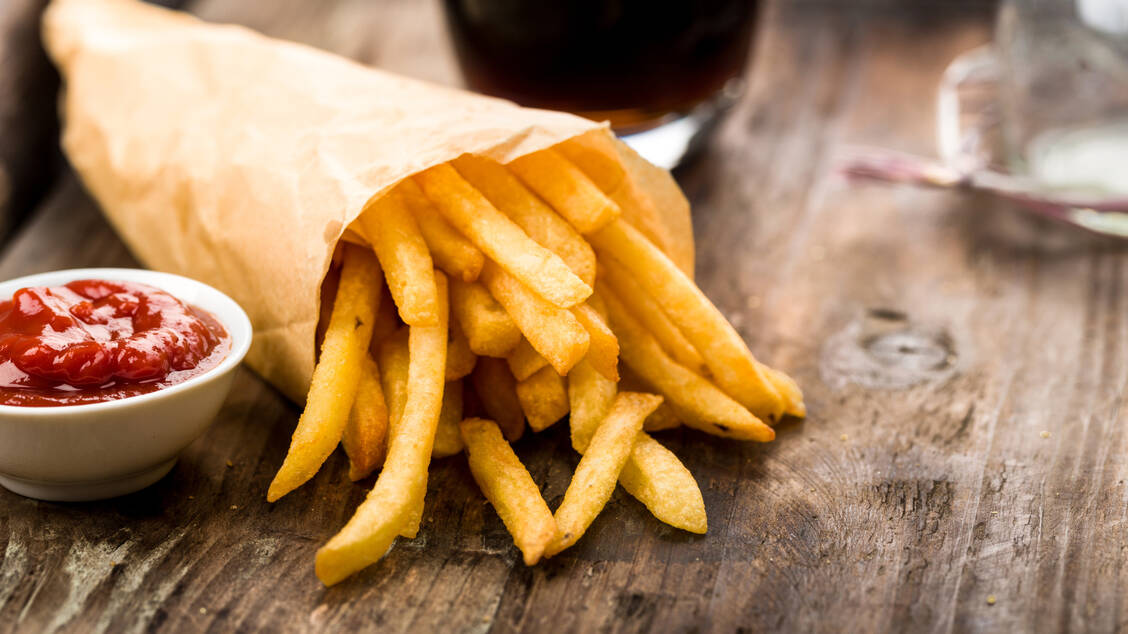 Fastfood liefert auf die Schnelle viele Kalorien und trägt entscheidend zu Übergewicht und Diabetes bei. / Foto: Adobe Stock/Christian Fischer