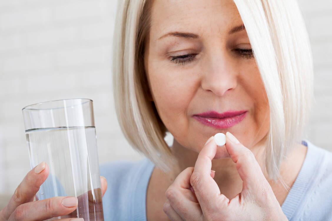 Tabletten mit Rhapontikrhabarber-Trockenextrakt lindern typische Wechseljahresbeschwerden wie Hitzewallungen oder depressive Verstimmungen. / Foto: Getty Images/Victor_69