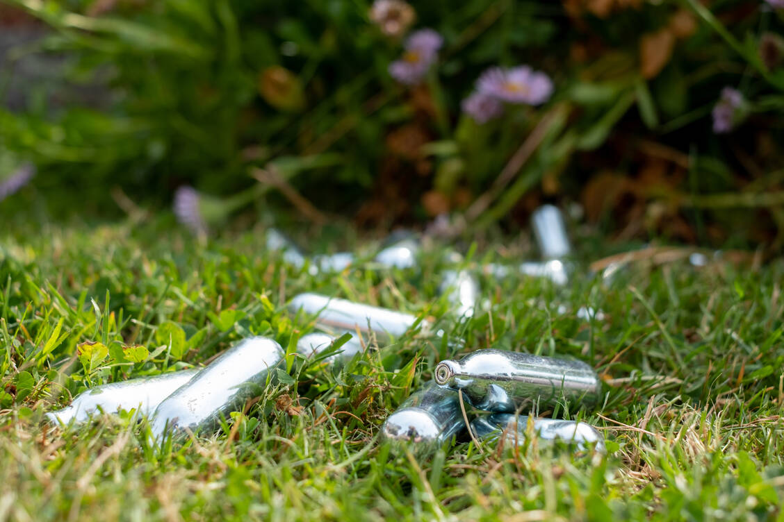 Die Spuren des Konsums sind in den Niederlanden auf Parkplätzen, in Grünanlagen oder Straßen zu sehen: Dutzende leere Metallkapseln. / Foto: Adobe Stock/Lois GoBe