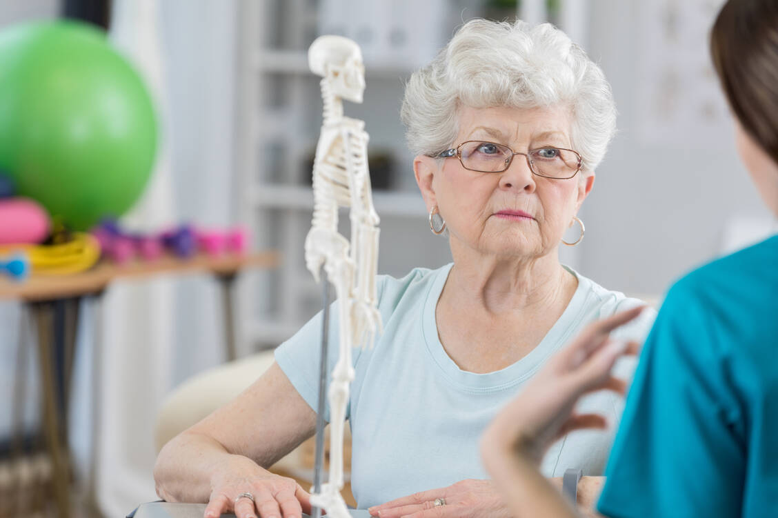 Die tiefliegenden Muskelschmerzen können beim Fibromyalgiesyndrom in verschiedenen Körperregionen auftreten. / Foto: Getty Images / SDI Productions