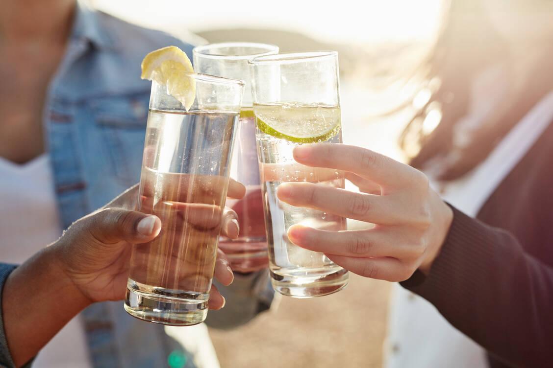 Wasser statt Sekt: Immer mehr Menschen verzichten auf alkoholische Getränke – zumindest für einen begrenzten Zeitraum. / © Getty Images/LumiNola