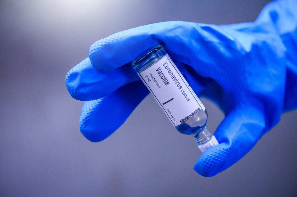 Noch gibt es ihn nicht: Ein Imfpstoff gegen SARS-CoV-2 könnte dabei helfen, die Coronavirus-Pandemie einzudämmen. Mindestens 80 Projekte arbeiten weltweit daran. Nun darf auch ein deutsches Unternehmen mit einer klinischen Studie beginnen. / Foto: Getty Images/simon2579