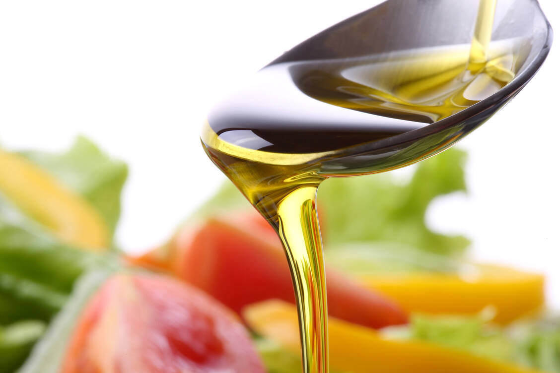 Olivenöl ist der Star in der mediterranen Küche.  / Foto: Adobe Stock/BRAD
