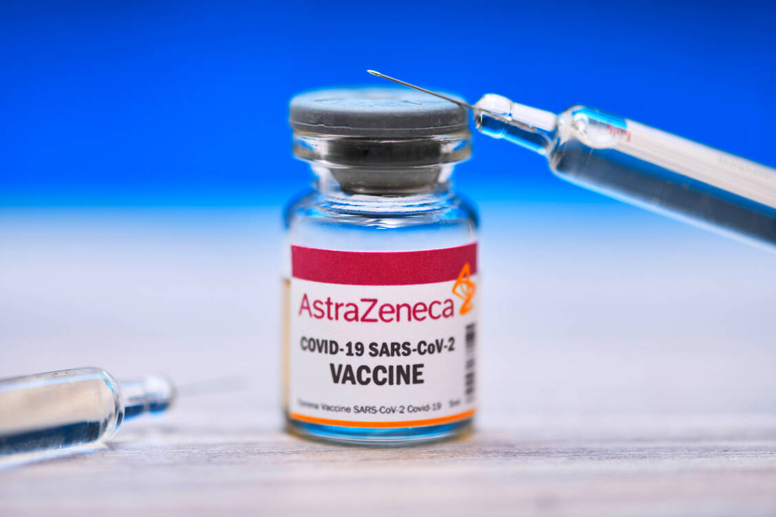 Der Impfstoff von Astra-Zeneca wäre das dritte in der EU zugelassene Corona-Vakzin. / Foto: imago images/Christian Ohde