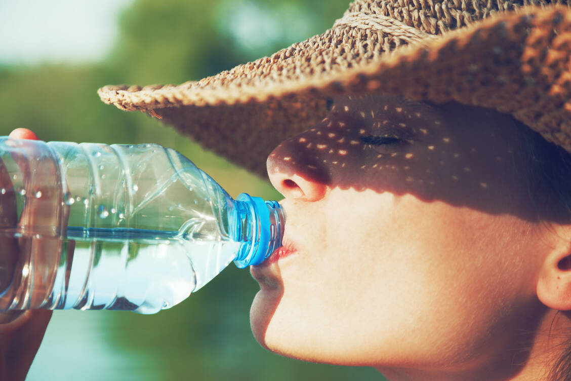 Am besten ist es, regelmäßig und über den Tag verteilt zu trinken. / Foto: Adobe Stock/Ivan Kruk