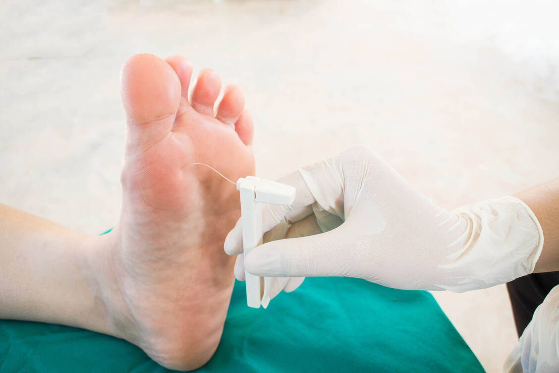 Nehmen die Füße noch Berührungen wahr? Können sie die Vibrationen einer Stimmgabel aufnehmen, und wenn ja, in welchem Ausmaß? Diese Tests geben Aufschlüsse über eine Neuropathie. / Foto: Getty Images/Memorisz
