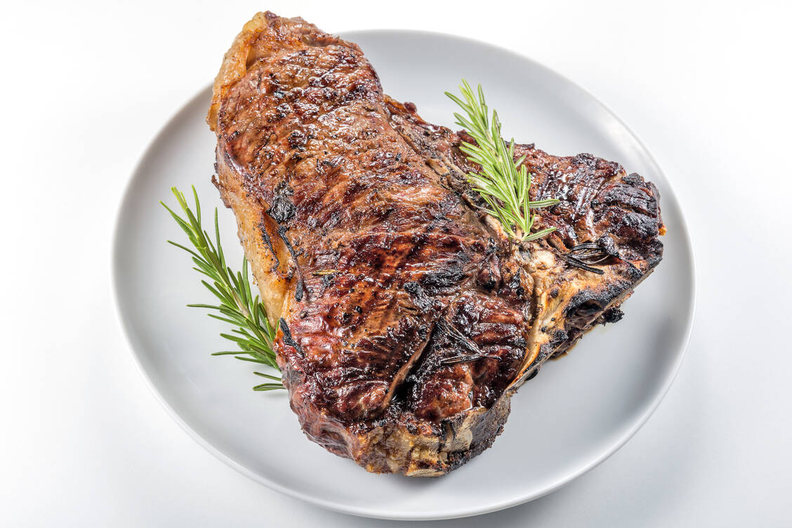 Der regelmäßige Verzehr von rotem Fleisch kann das Risiko für Herz-Kreislauf-Erkrankungen erhöhen. / Foto: Fotolia/antoniotruzzi