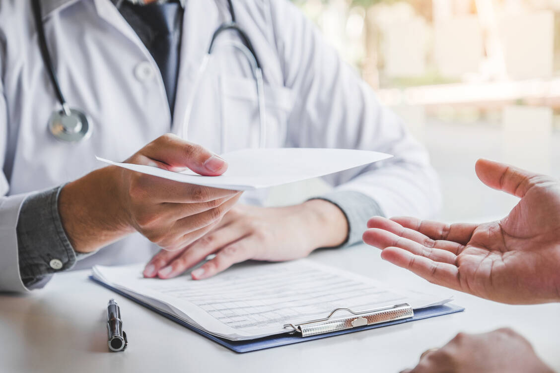 Bei einer Verordnung auf T-Rezept muss der Arzt die Gebrauchsinformation des verordneten Fertigarzneimittels nicht mehr an den Patienten aushändigen. / Foto: Adobe Stock/joyfotoliakid