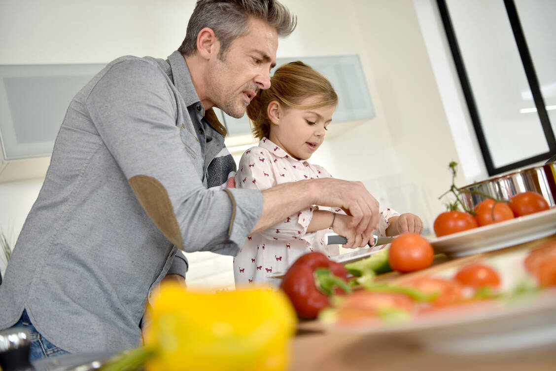 Der Meal-Prep-Tag kann auch zum Familienevent werden – auch wenn es dann vermutlich etwas länger dauert. / Foto: Adobe Stock/goodluz