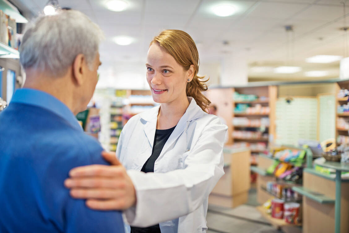 PTA können Apothekenkunden, die an einer schweren Erkrankung leiden, mit Zuversicht und Empathie zur Seite stehen. / Foto: iStock/alvarez