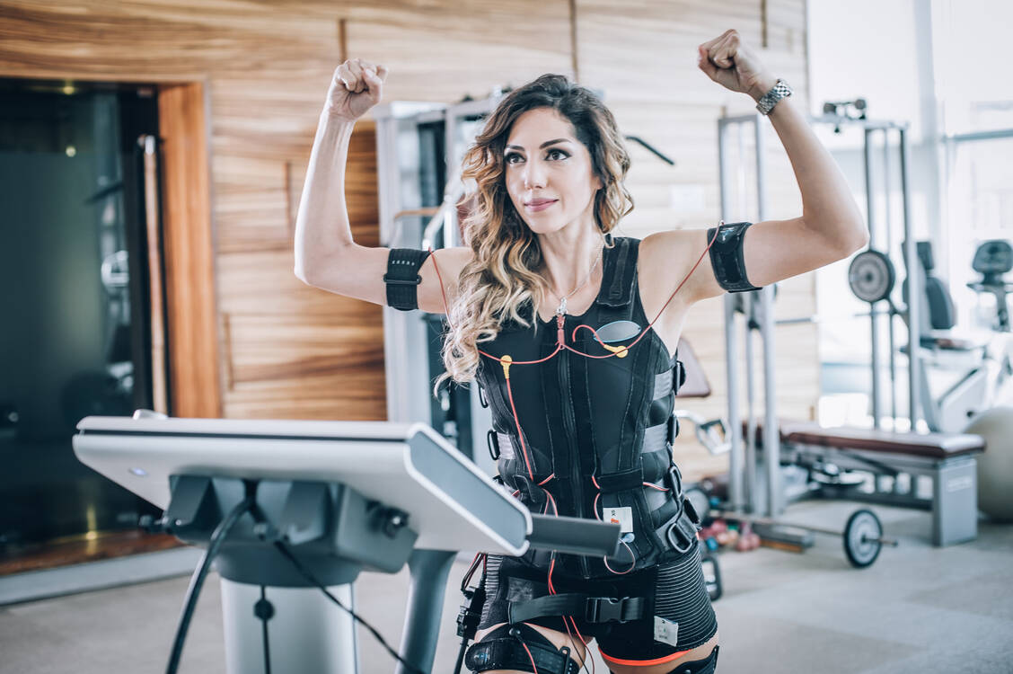 Während des Elektrostimulationstrainings nimmt der Sportler verschiedene statische oder dynamische Körperhaltungen ein, die für eine Vorspannung der jeweiligen Muskeln sorgen. Strom verstärkt den Trainingseffekt zusätzlich.  / Foto: Adobe Stock/guruXOX