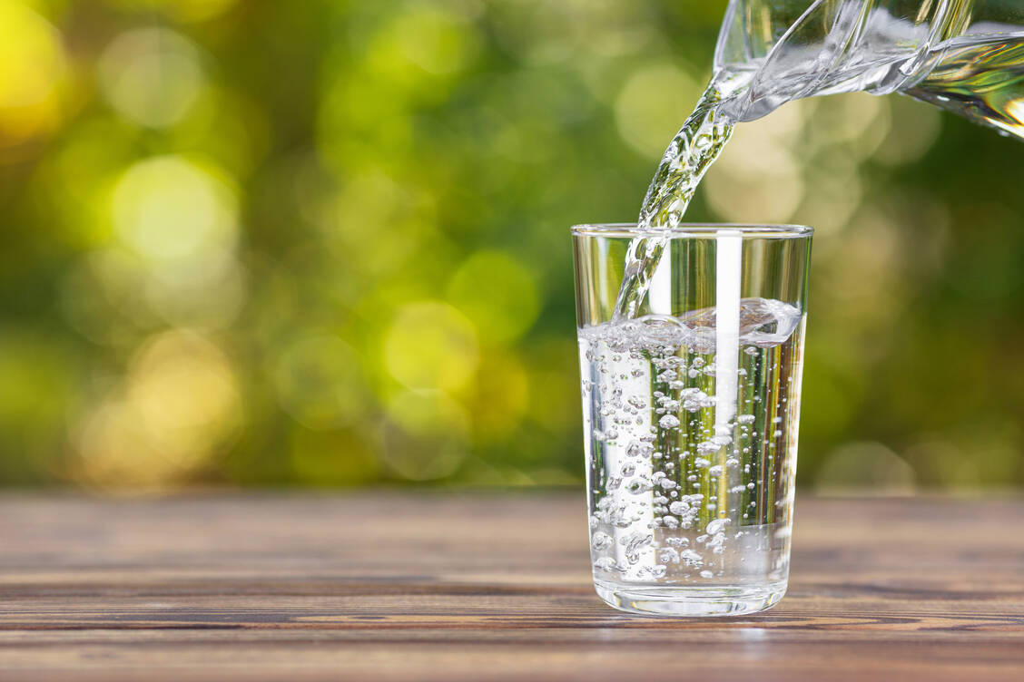 Den Durst stillen – gerade auch bei Hitze eigentlich absolut notwendig. Es gibt jedoch Erkrankungen, die das nicht erlauben. / © Adobe Stock/alter_photo