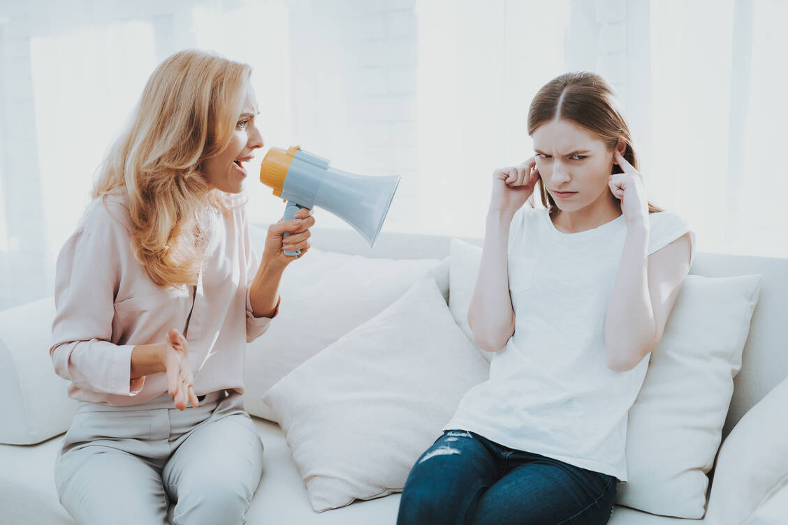 Ungleiche Rollen: Die Kommunikation von Eltern mit ihren Kindern ist häufig von Autorität geprägt. / Foto: Shutterstock/VGstockstudio