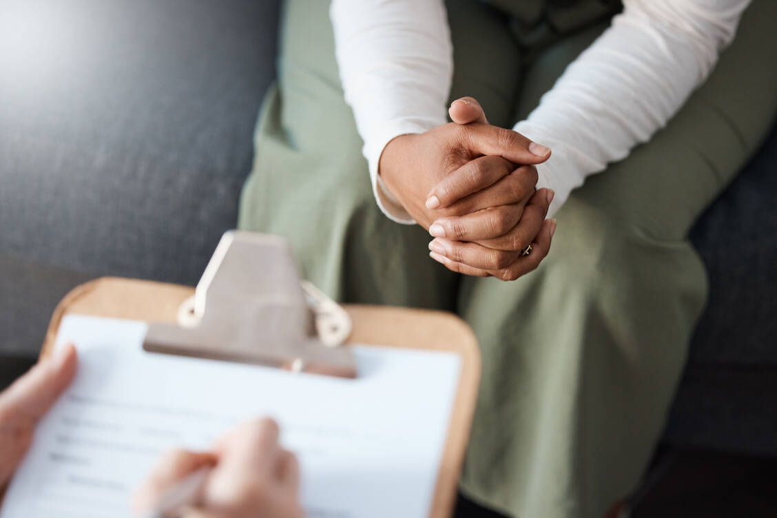 Eine Therapie kann helfen, ein Trauma aus der Kindheit zu verarbeiten. / Foto: Getty Images/PeopleImages