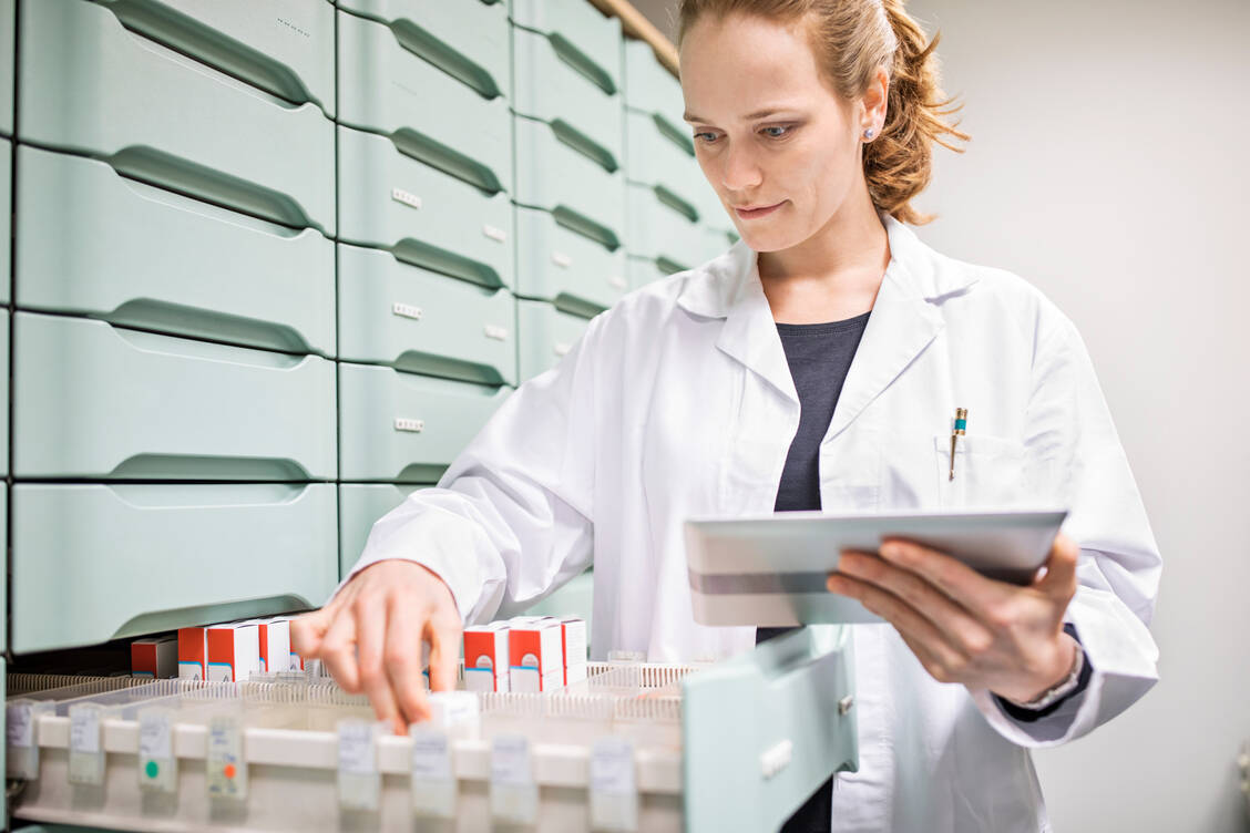 Lieferengpässe bei Arzneimitteln zu managen, ist in Apotheken an der Tagesordnung. / Foto: Getty Images/alvarez