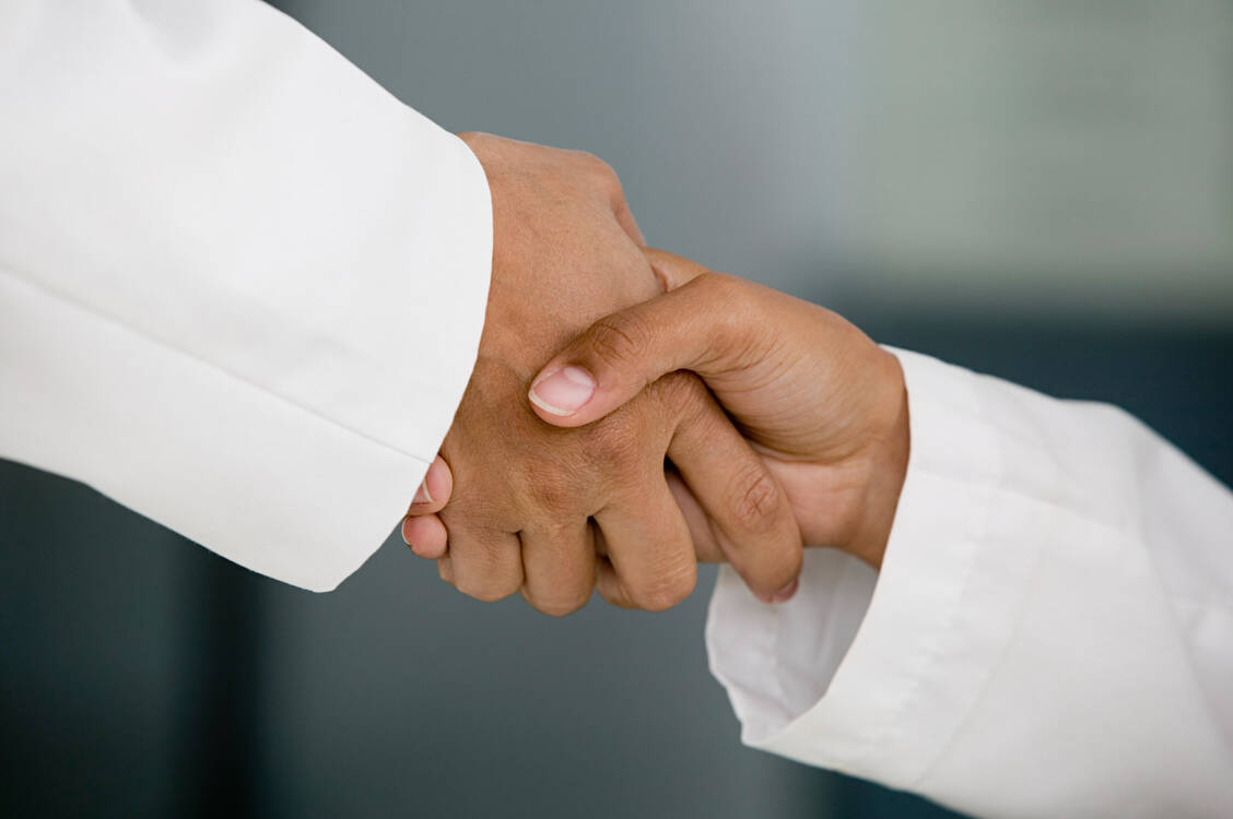 Wenn Ärzte und Apotheker zusammenarbeiten, profitieren Patienten. / Foto: Getty Images/Image Source