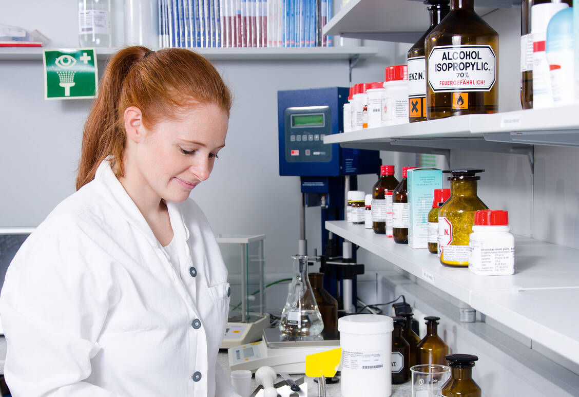 In der Apotheke lässt sich die Arbeit deutlich schwieriger verschieben als bei einem Bürojob. Von manchen Tätigkeiten lässt man sich jedoch auch gerne zwischendurch ablenken. / Foto: Fotolia/Melinda Armbruester-Seybert