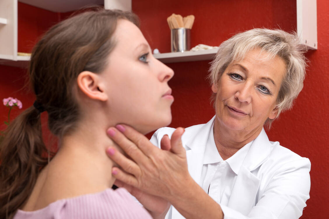 Ein akut geschwollener Lymphknoten ist in aller Regel kein Grund zur Sorge. / © Adobe Stock/M. Dörr & M. Frommherz