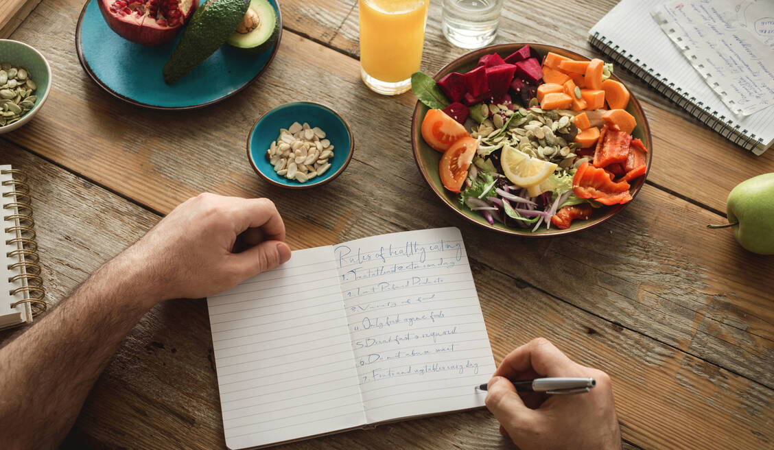 Ein Ernährungstagebuch hilft dabei, herauszufinden, welche Lebensmittel gut vertragen werden. Treten Magen-Darm-Beschwerden auf, ist es wichtig, neben den zuvor verzehrten Lebensmitteln auch die Situation aufzuschreiben, in der die Symptome auftraten, zum Beispiel bei Stress. / Foto: Adobe Stock/kucherav