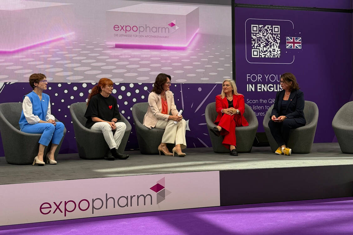 Herzgesundheit von Frauen stand im Mittelpunkt der Podiumsdiskussion. Von links nach rechts: Dr. Sonja Mayer, Anke Rüdinger, Gudrun Kreutner-Reisinger, Melanie Huml und Dr. Vanessa Conin-Ohnsorge. / © Isabel Weinert