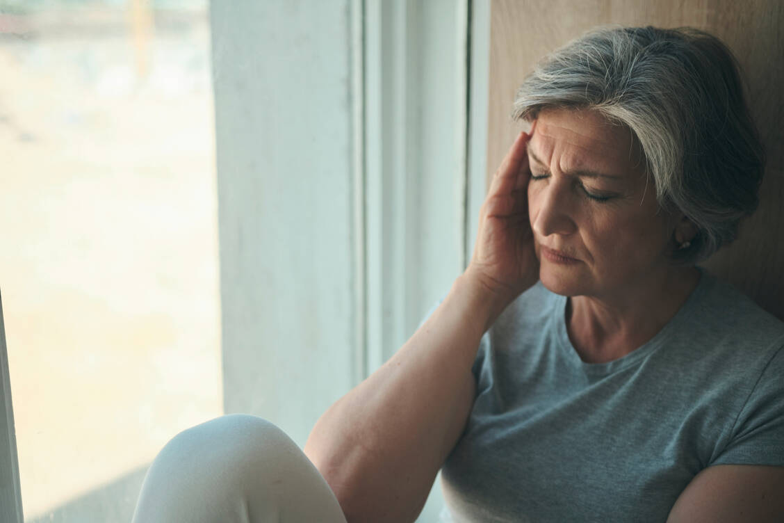 Ältere Menschen müssen häufig mit lebensverändernden Ereignissen umgehen. Depressive Verstimmungen sind daher nicht selten. Wann aber liegt eine echte Depression vor? / Foto: Adobe Stock/Justlight