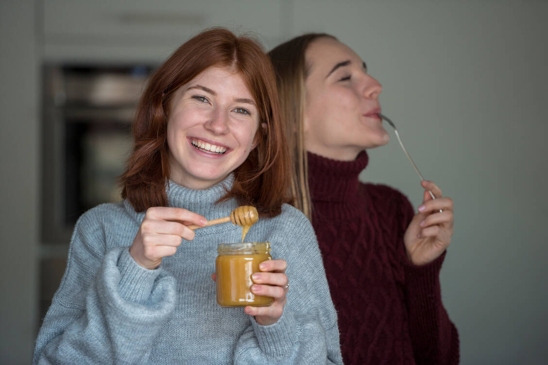 Viel Honig essen: Was so einfach und appetitlich klingt, ist eher kein wirksames Mittel gegen eine Pollenallergie. / Foto: Getty Images/Westend61