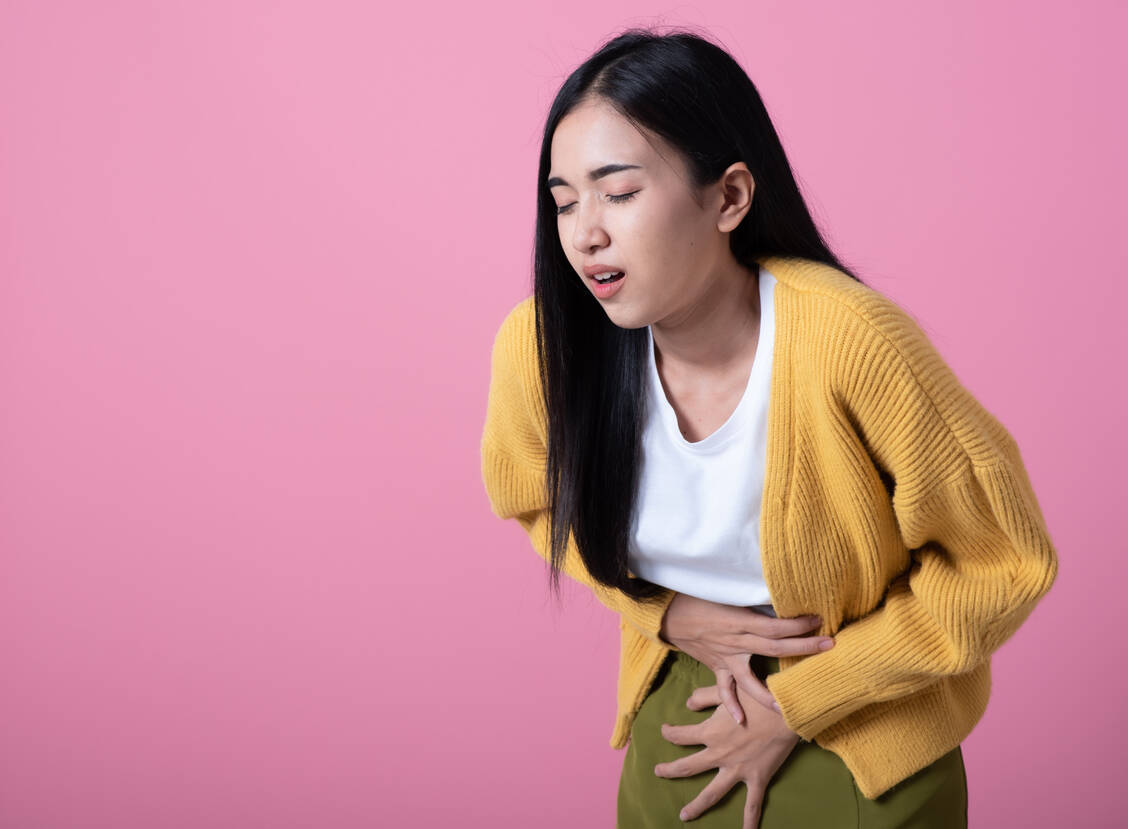 Eine Blasenentzündung ist sehr belastend. Besonders oft sind Frauen betroffen und bei einigen kehren die Beschwerden immer wieder zurück. / Foto: Getty Images/Issarawat Tattong