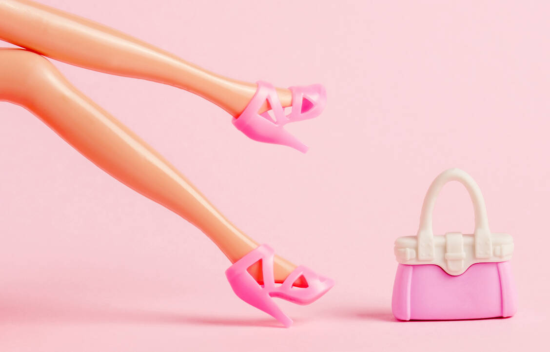 Barbie geht auf High Heels zum Shoppen. Sie hat aber auch keine Fußschmerzen. / Foto: Adobe Stock/dvulikaia