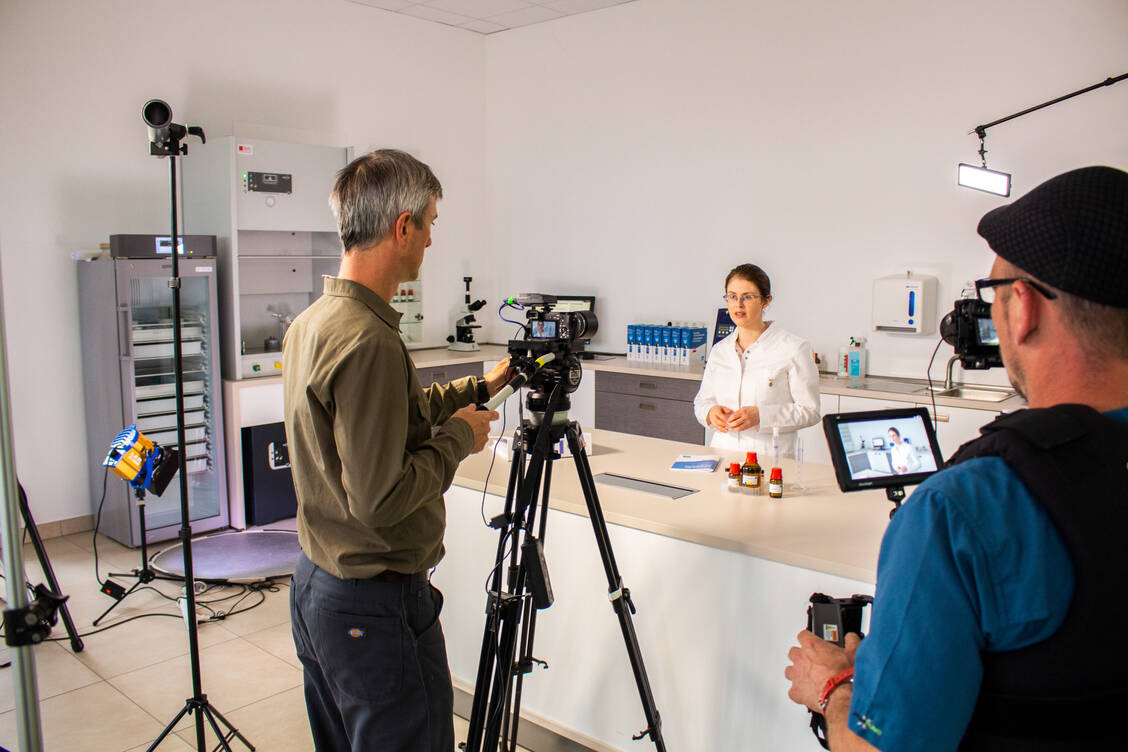 Apothekerin Vanessa in Action: Am Drehtag in der Wepa-Apothekenwelt sind alle Augen auf sie gerichtet. / Foto: Wepa