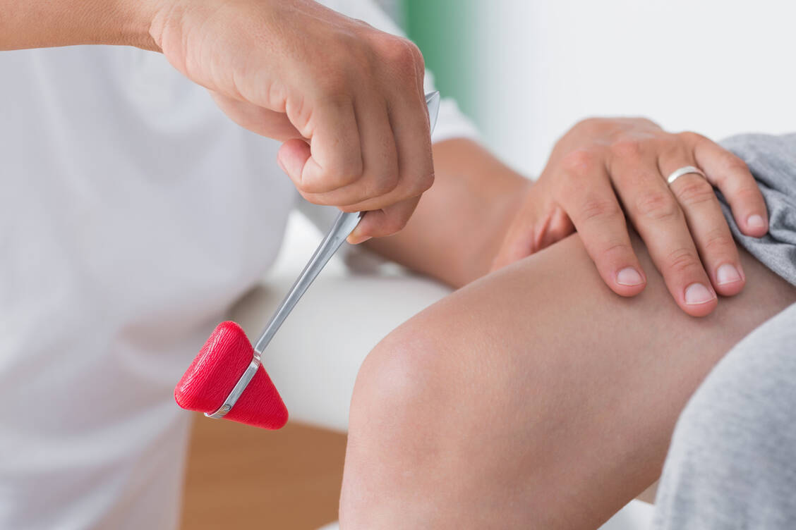 Funktionieren Reflexe schlechter, kann das auf eine Neuropathie hinweisen. / Foto: Adobe Stock/WavebreakMediaMicro