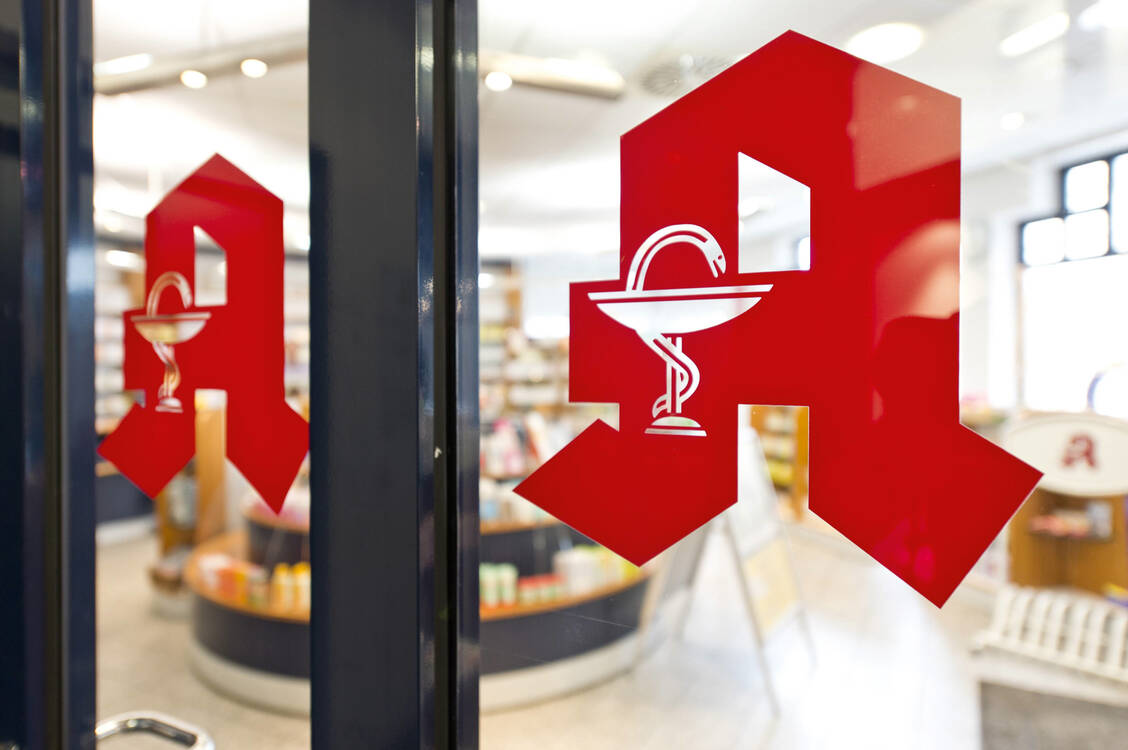 Wie in allen Betrieben gilt auch in der Apotheke: Der Apothekenleiter trägt die Verantwortung dafür, dass in seinem Betrieb sichere Arbeitsbedingungen herrschen. In der derzeitigen Situation gibt es jedoch viele Sonderfälle… / Foto: imago/imagebroker