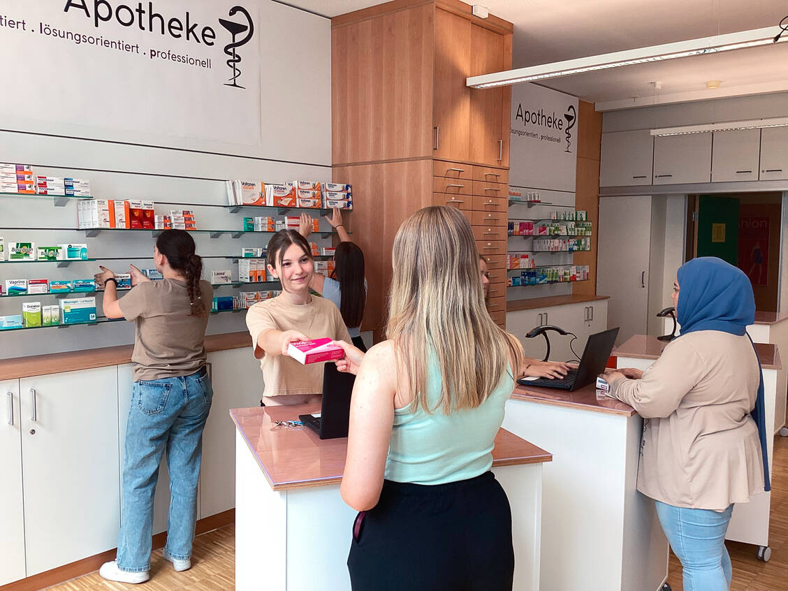 In der neuen Übungsapotheke der PTA-Schule Ellwangen trainieren Schülerinnen und Schüler den Apothekenalltag. / © PTA-Schule Ellwangen