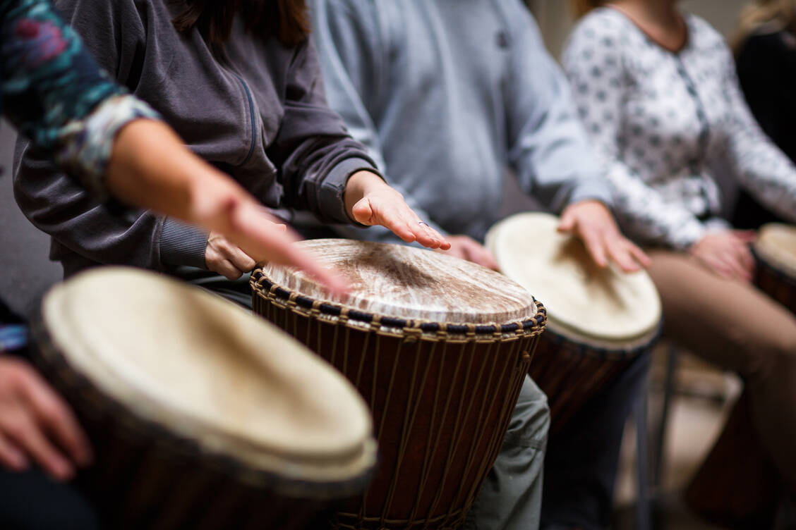 Gemeinsames Musizieren schafft Verbundenheit. Diese wiederum kann man sich bei der Genesung verschiedener Leiden zunutze machen. / © Adobe Stock/lightpoet