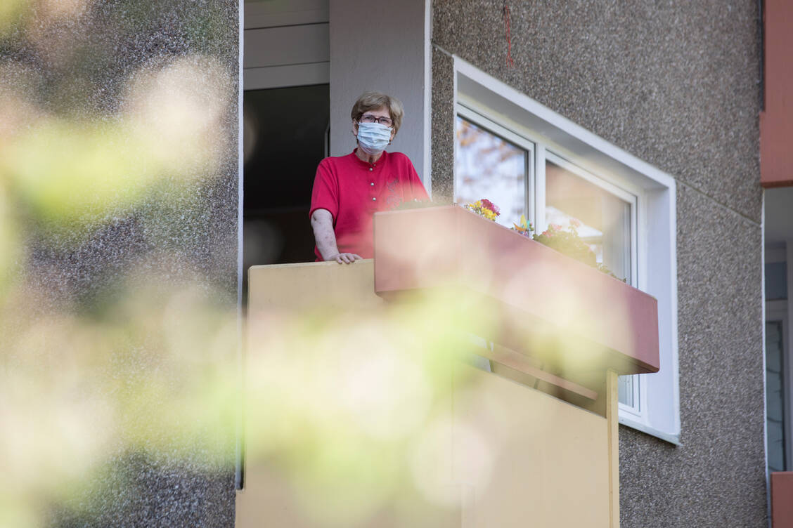 Durch Kontaktbeschränkungen konnte der Anstieg der Infektionen mit dem Coronavirus um fast 14 Prozentpunkte reduziert werden. Ähnlich sieht es mit der Maskenpflicht aus. / Foto: Getty Images/Westend