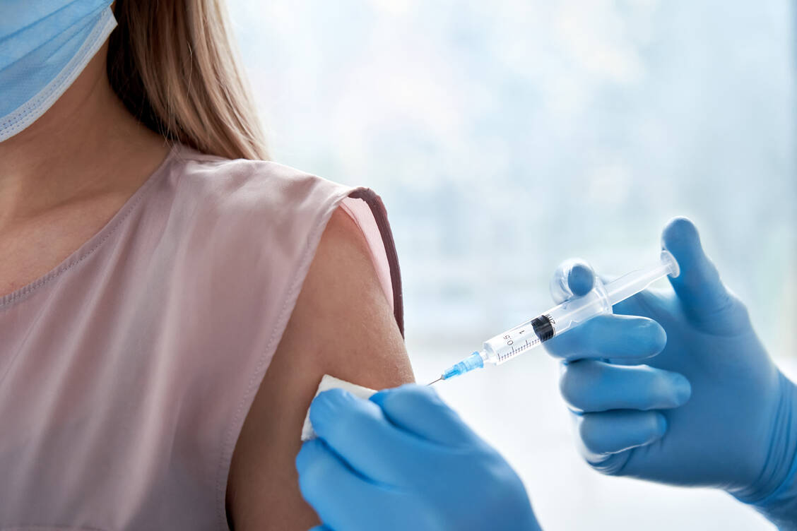 Möglichst viele Menschen schnell impfen – das ist das oberste Gebot im Wettrennen mit den Coronavirus-Varianten. / Foto: Adobe Stock/insta_photos