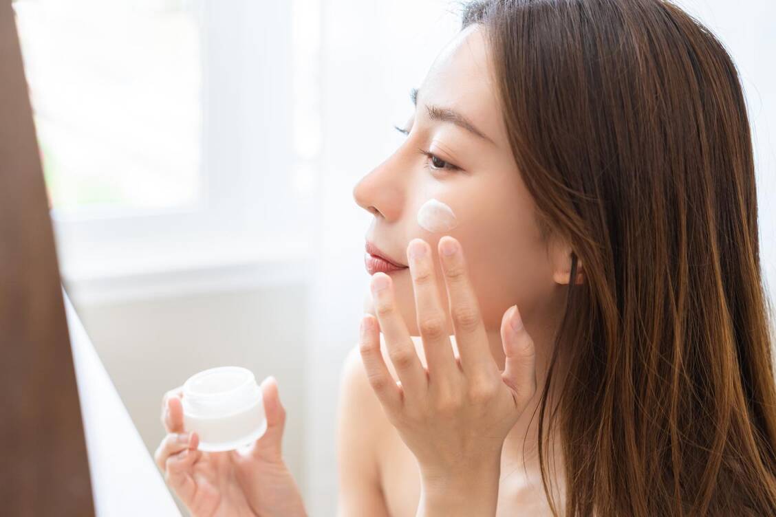 Erythromycin kommt auf der Haut meist gegen Akne zum Einsatz. Copyright: Adobe Stock/KMPZZZ
