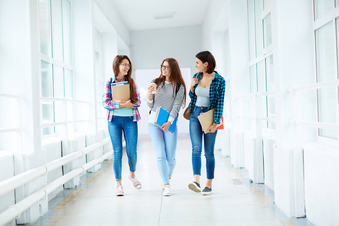Die nach den Sommerferien 2023 neu startenden PTA-Schülerinnen und -Schüler werden nach den neuen Bildungsplänen unterrichtet. / Foto: Adobe Stock/pressmaster
