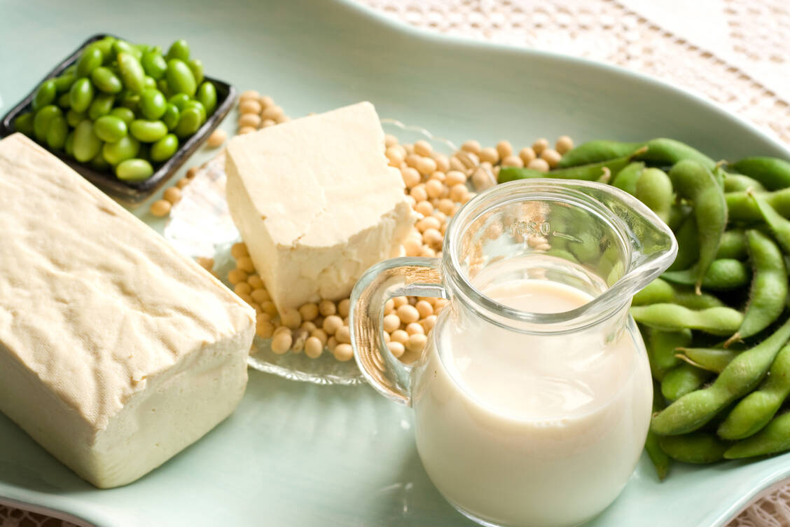Sojaprodukte wie Tofu sind Froböse zufolge eine gute Proteinquelle für Kraftsportler, da sie die Verdauung nur wenig belasten. / Foto: Getty Images/Diane Labombarbe