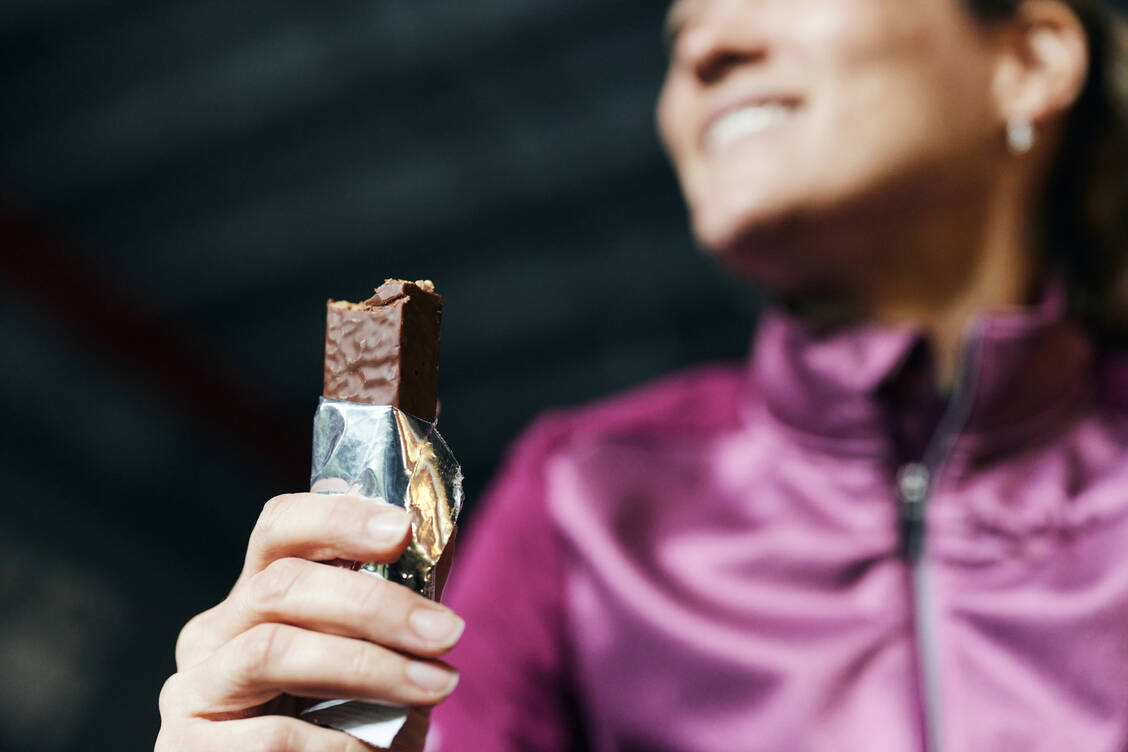 Viele Angebote wie Furchschnitten, Power- oder Müsliriegel sind eher eine Süßigkeit als ein gesunder Snack. / Foto: Getty Images/skynesher