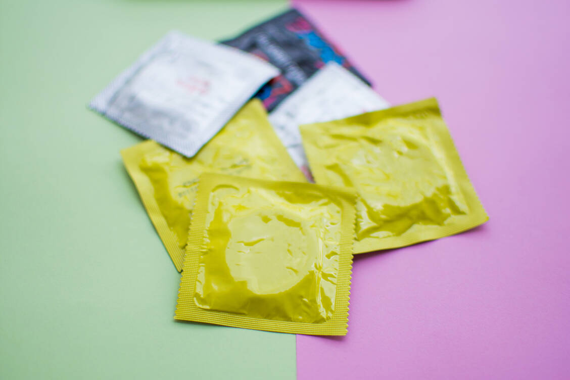 Kondome schützen nicht nur vor einer Schwangerschaft, sondern auch vor HIV und anderen sexuell übertragbaren Erkrankungen. / Foto: Getty Images/Suparat Malipoom / EyeEm