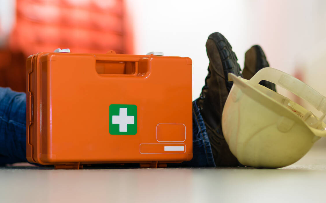 Passiert ein Unfall auf der Arbeit, kommt die gesetzliche Unfallversicherung für die Behandlungskosten auf. / Foto: Getty Images/Fokusiert