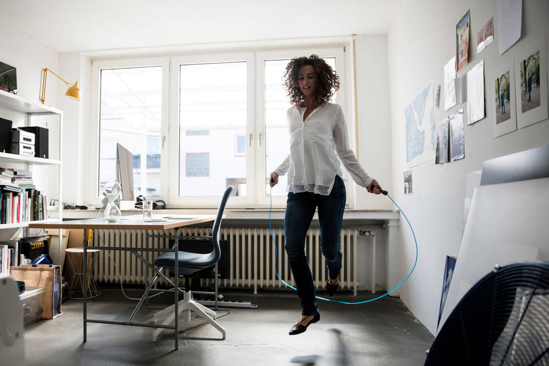 Langes Sitzen lässt sich schon mit etwa einer halben Stunde Bewegung am Tag ausgleichen –vorausgesetzt, man kommt dabei etwas ins Schwitzen. / Foto: Getty Images/Westend61/Robijn Page