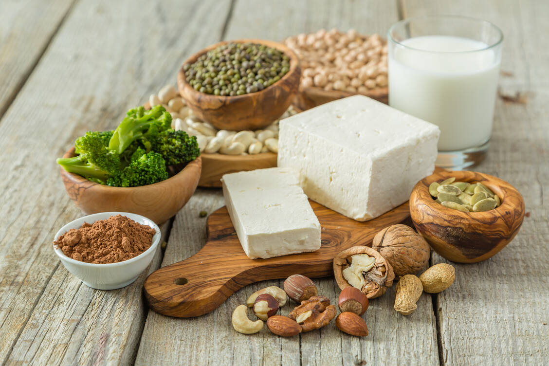 Neben Nüssen und Hülsenfrüchten zählt Tofu zu den wichtigsten Proteinquellen für Veganer. / Foto: Shutterstock/Oleksandra Naumenko