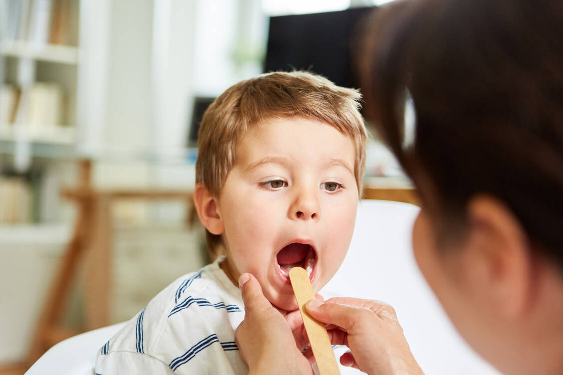 Es sind vor allem, aber nicht nur Kinder, die an einer Streptokokken-Infektion des Rachens erkranken. / © Adobe Stock/Robert Kneschke