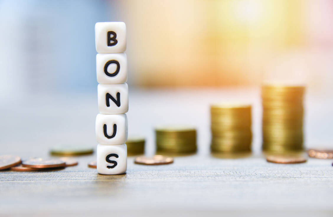 Angestellte dürfen sich über »Corona-Boni« freuen: Bis zu einem Wert von 1500 sind die zusätzlichen Geld- oder Sachleistungen steuer- und sozialversicherungsfrei.  / Foto: Adobe Stock/Engdao