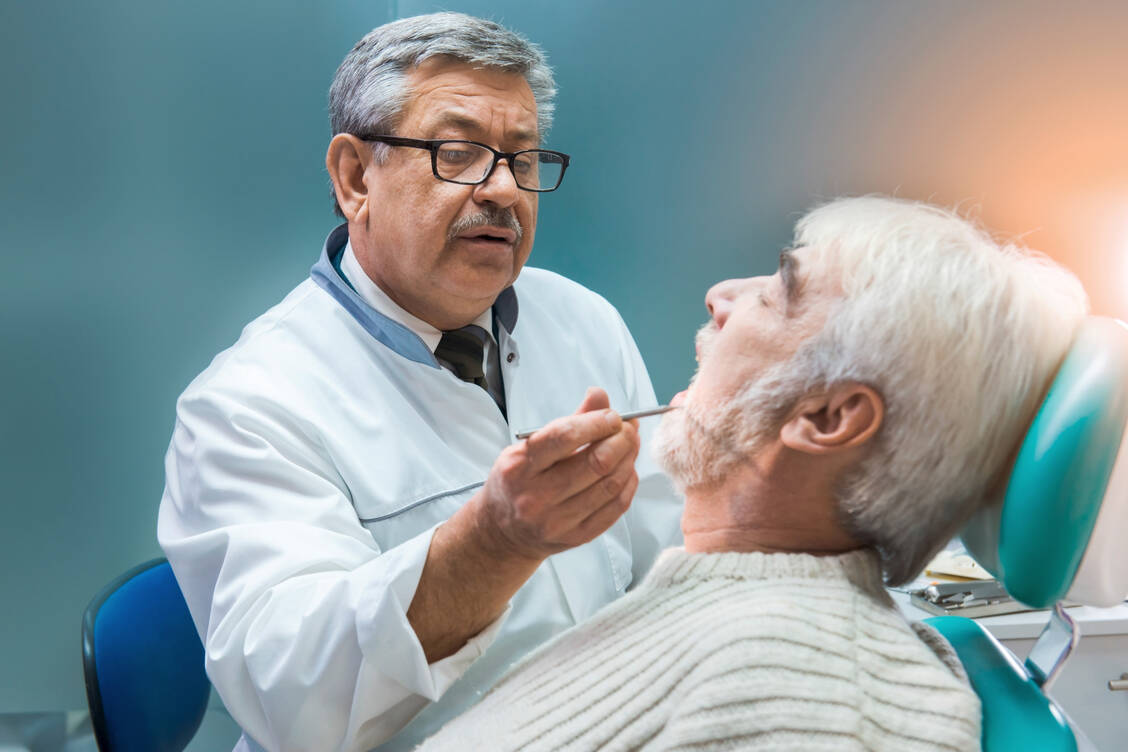 Das Gebiss des Menschen hat keine natürlich befristete Lebensdauer. Mit guter Pflege bleibt es bis ins hohe Alter gesund. / Foto: Adobe Stock/DenysProduction.com