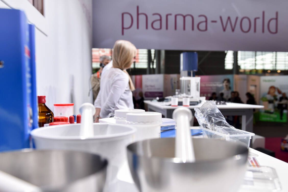 Dieses Jahr ist alles anders: Damit Apothekenmitarbeiter sich dennoch über Produktneuheiten informieren, Fachvorträgen lauschen  und Rezepturtipps vom Experten holen können, gibt es die Expopharm Impuls und die pharma-world online. / Foto: Expopharm/Oliver Wachenfeld für ZWEILUX